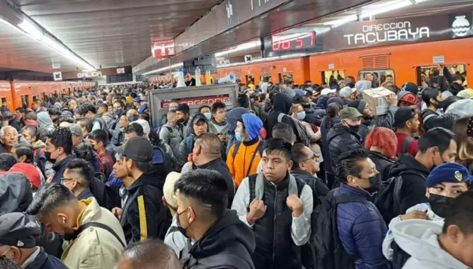 Usuarios reportan humo en la Línea del Metro CDMX hoy lunes 20 de febrero de 2023.
