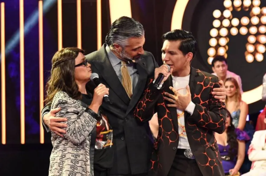 A pesar de no ser la mejor interpretación del académico, recibió una grata sorpresa que lo hizo llorar, pues la mamá del concursante fue a motivarlo a seguir adelante y darlo todo en La Academia 2024. Por lo que vivimos un momento nostálgico y muy hermoso entre el académico y su mamá.