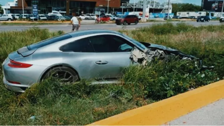 accidenta su auto de lujo en la merida progreso