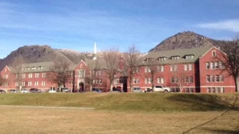 Los restos de 215 niños indígenas, algunos de tan solo tres años, fueron encontrados en el sitio de una antigua escuela residencial para niños indígenas; eran estudiantes de la Kamloops Indian Residential School, en la provincia de Columbia Británica.
