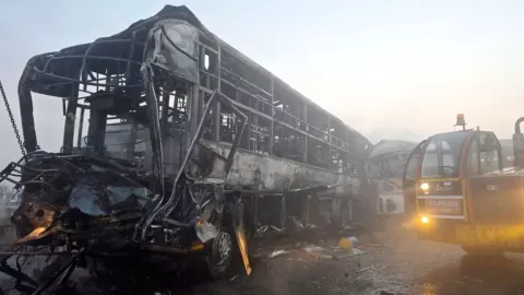 VIDEO FUERTE | Choque múltiple a causa de la neblina deja 13 muertos y más de 70 heridos