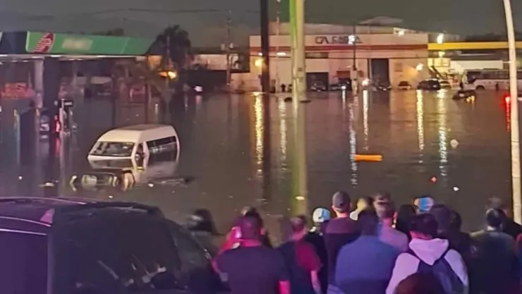 Decenas de personas pasaron la noche en sus autos debido a las afectaciones provocadas por las lluvias en el AMG