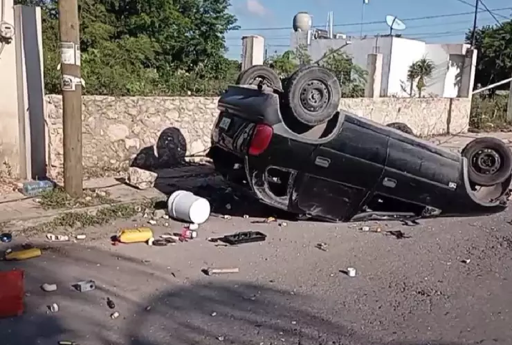 FOTO Fuerte choque y volcadura en la colonia Roble Agrícola