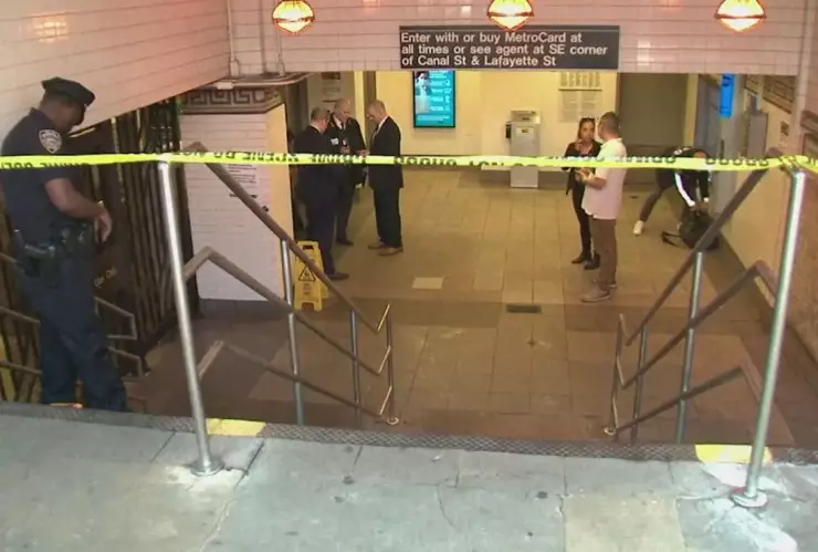 Un hombre de 48 años recibió un disparo mortal en el pecho mientras viajaba en un vagón del metro de la ciudad de Nueva York el domingo 22 de mayo.