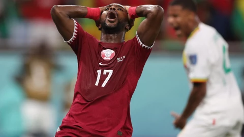 Jugador de Qatar se lamenta en el Mundial