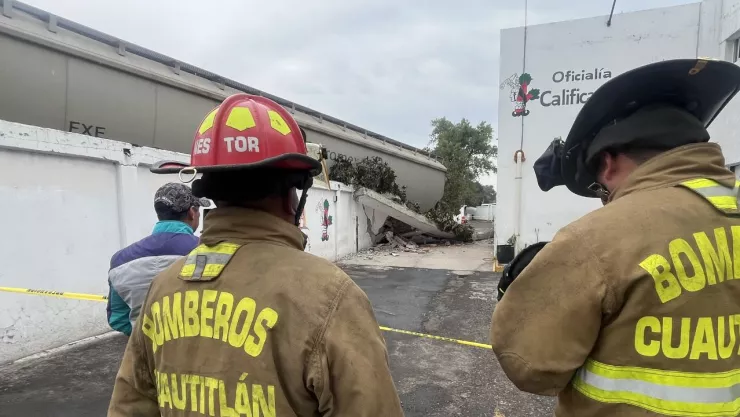 Se descarrila tren en Cuautitlán, Edomex; impacta en oficinas de policía municipal