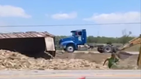 Fuerte accidente deja un tráiler volcado en la Champotón - Campeche; ¿hay heridos?