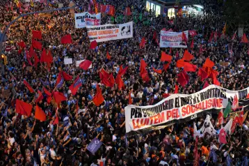 Miles de personas protestan en Barcelona, España, por crisis de vivienda.
