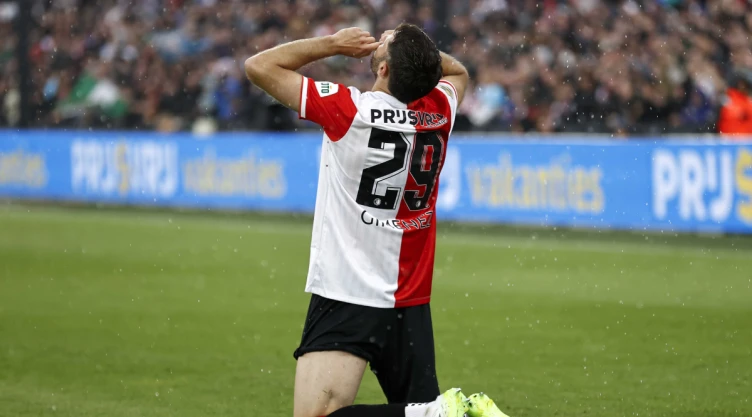 Santiago Giménez festeja su gol