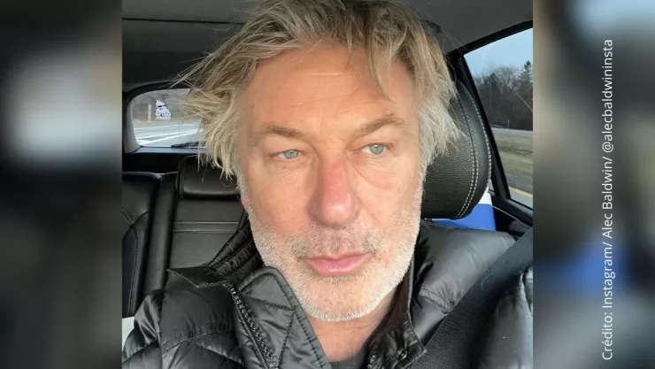 Alec Baldwin enfrenta difícil momento tras tragedia en el rodaje de Rust.