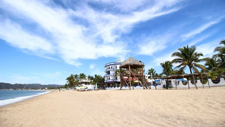 visita la hermosa playa de Melaque
