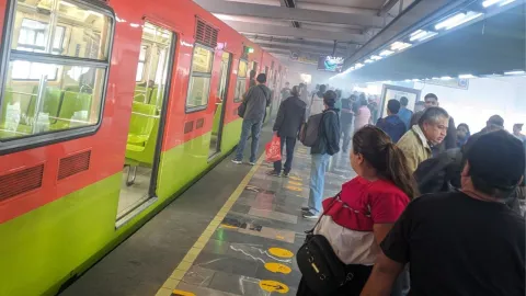 Retrasos y aglomeraciones en el Metro CDMX y Metrobús