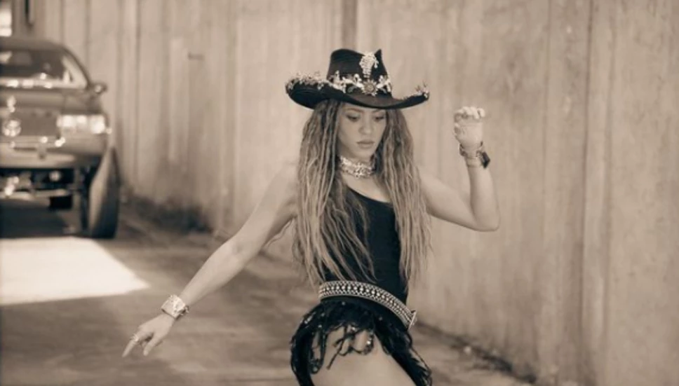 Shakira desató la risa de las redes al compartir su casa de jengibre que se rompió