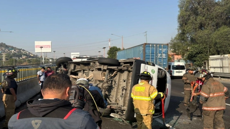 Aparatosa volcadura de combi en autopista México-Pachuca