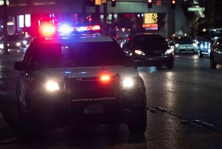 Patrulla de policía detenida en la calle en la noche.