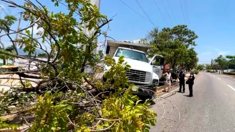 Volteo se estrella en camellón de Tuxtla y deja caos vehicular en plena hora pico