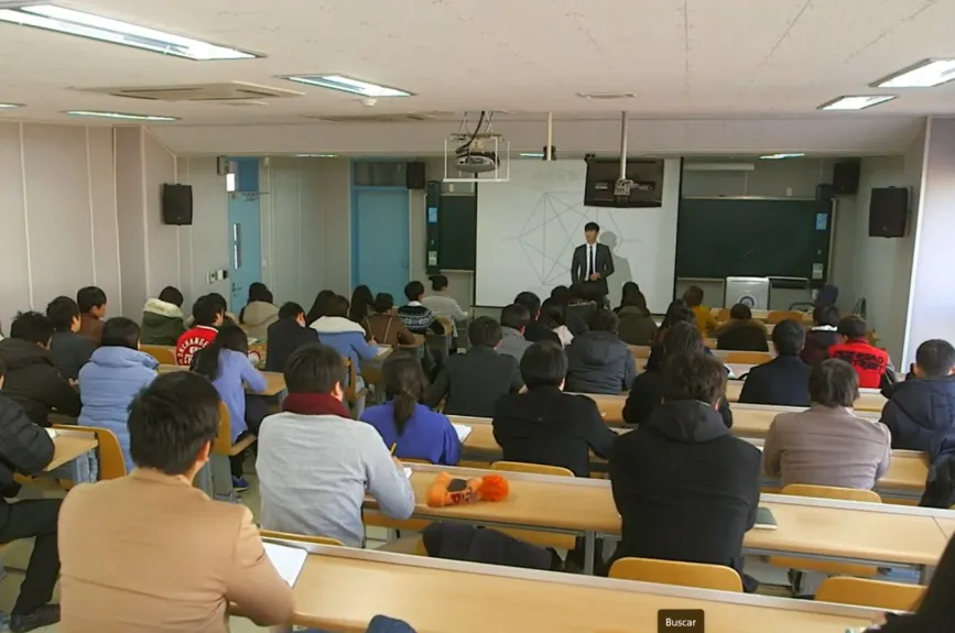 Durante su clase en la universidad Min Joon habla sobre las emociones que sienten los humanos, asegurando que él no las ha sentido.