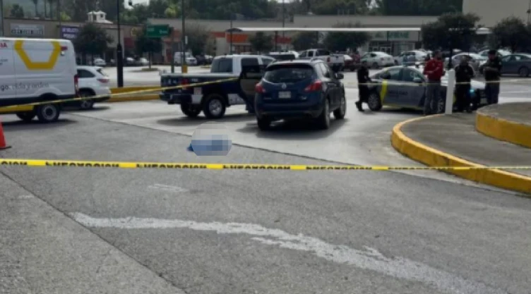 Cuerpo de bebé de un año que quedó sobre la carretera nacional de Santiago, Nuevo León luego de ser atropellada por su mamá