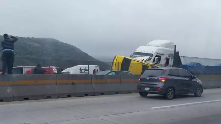 Se registra carambola en la autopista México-Querétaro.