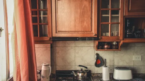 La mejor forma de colocar un organizador encima de tu estufa