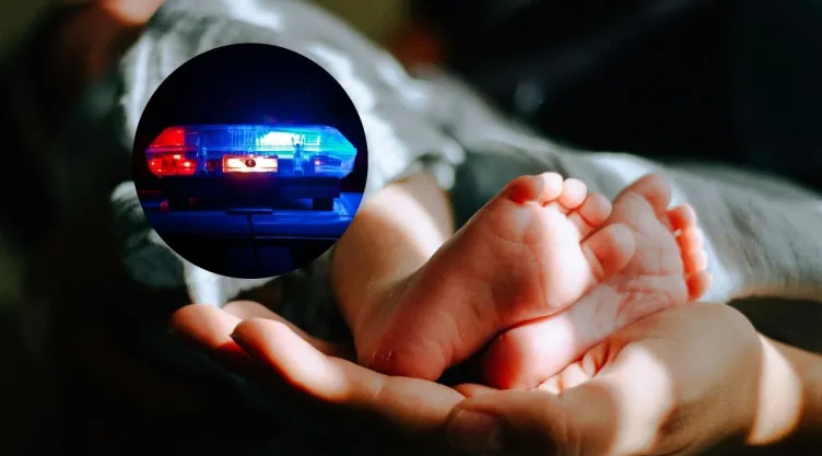 Pies de bebé y torreta de policía.