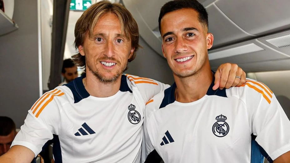 Luka Modric y Luscas Vázquez en el avión del Real Madrid camino a Chicago