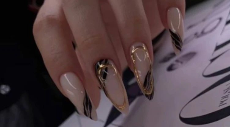 diseños de uñas beige con dorado y negro