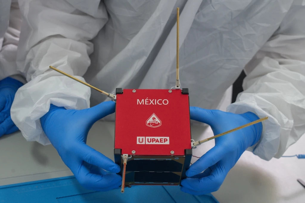 Vista del nanosatélite Gxiba-1 de la UPAPEP.