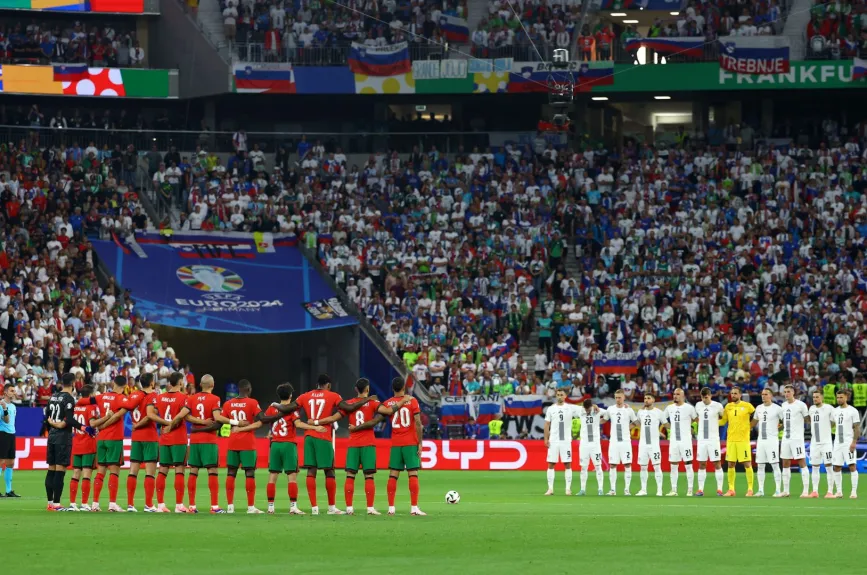 Los jugadores de Portugal y Eslovenia en formación antres del silbatazo inicial.jpg