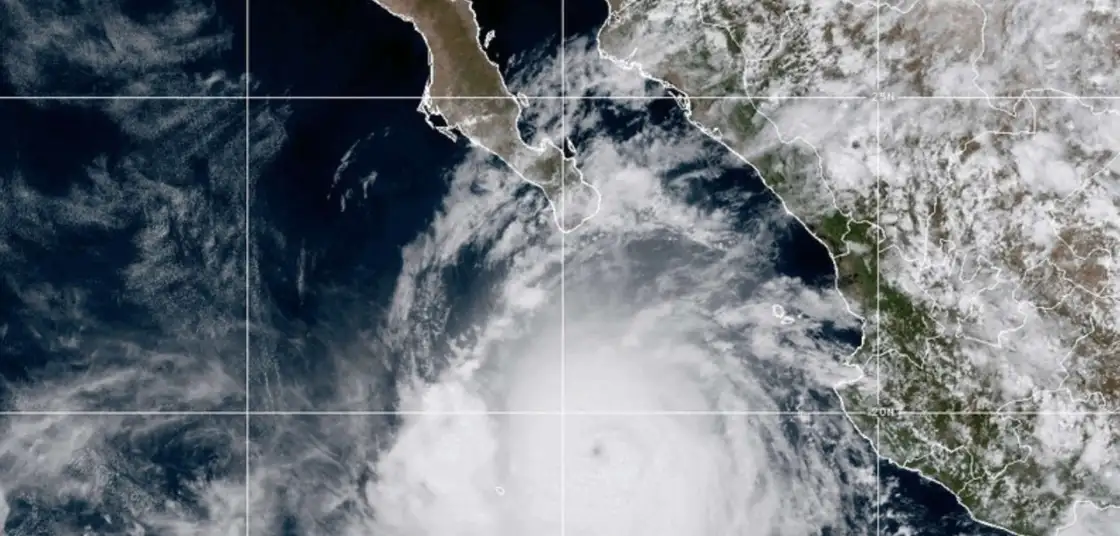 Huracán Rachel frente a la península de Baja California.