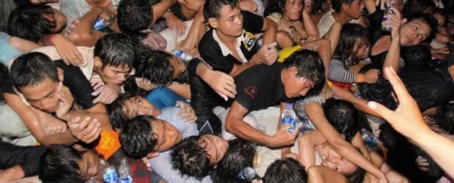 Al menos 17 personas murieron en una estampida en un estadio de Yakarta Indonesia, cuando los asistentes se molestaron por el resultado de los jueces