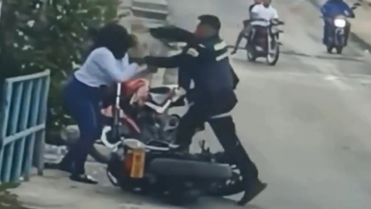 Mujer golpea a un policía por presunta INFIDELIDAD.