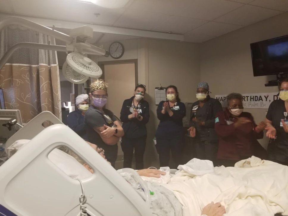 Hombre despierta del coma por COVID-19 y cancela su funeral