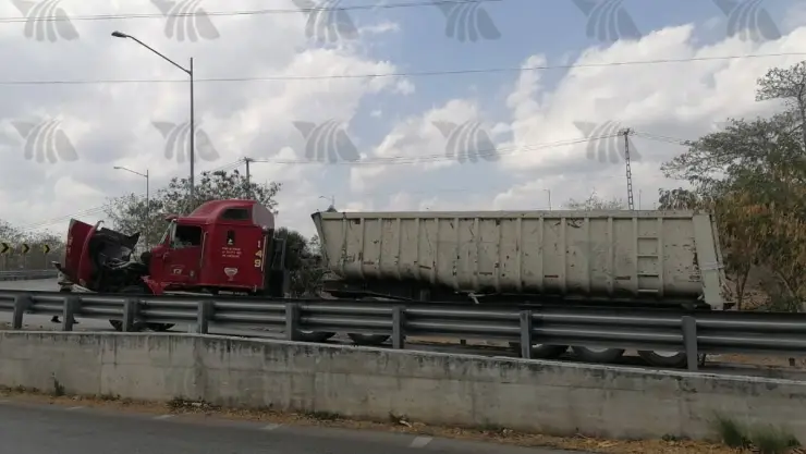 VIDEO_ Tractocamión se atasca en el puente de la Mérida-Progreso
