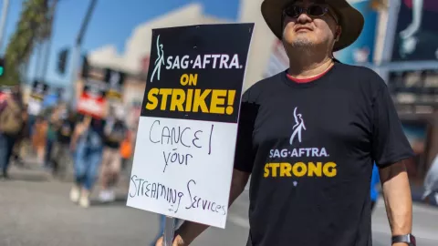 Peliculas y series de plataformas podrían suspenderse o cancelarse por huelga en Hollywood