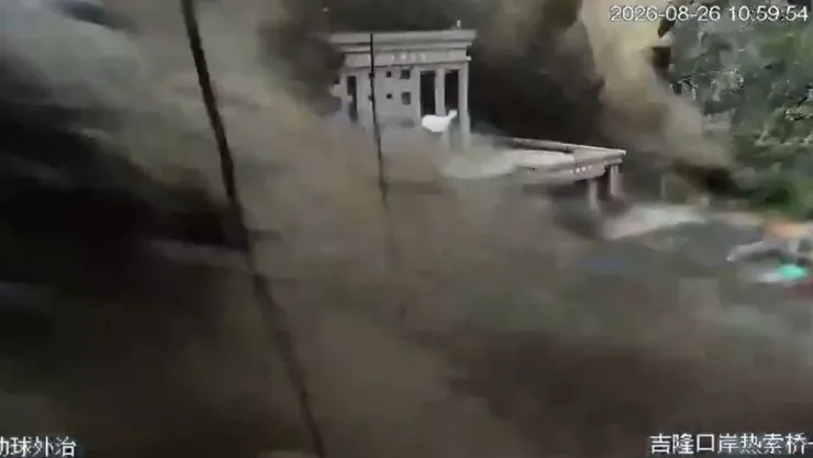 IMÁGENES FUERTES Este es el momento exacto en el que una riada azota Nepal; hay cientos de desaparecidos y decenas de muertos