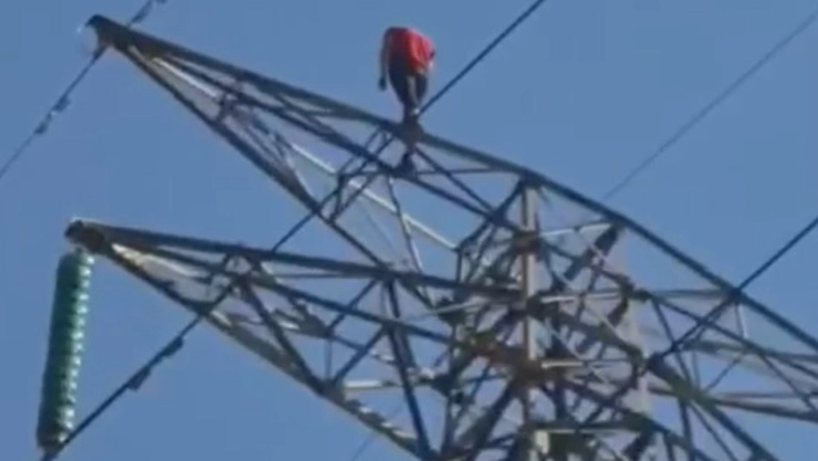 Hombre sube a torre de alta tensión de 40 metros y amenaza con lanzarse en Neza, Edomex