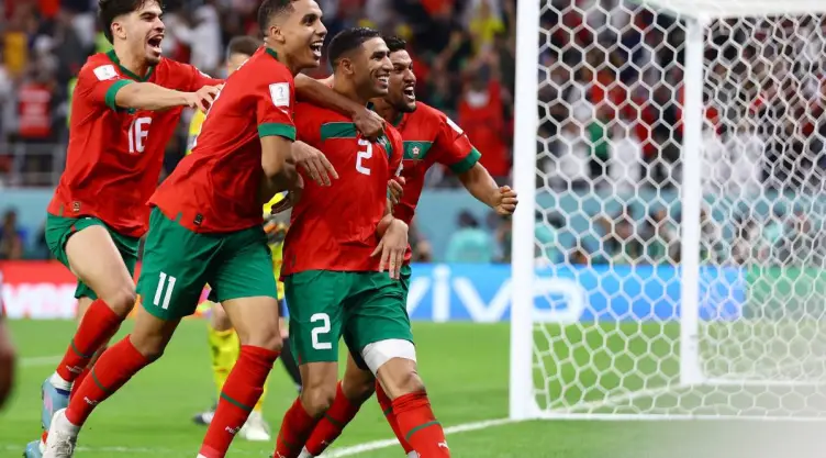Jugadores de Marruecos celebran tras el último penal