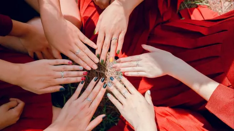 5 diseños de uñas capsuladas con naturaleza muerta en tendencia para esta primavera 2026