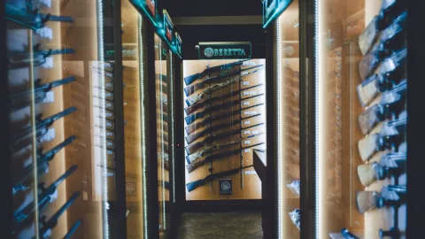 Aprueban legisladores en Estados Unidos prohibición de armas de asalto, enviarán iniciativa al Senado.