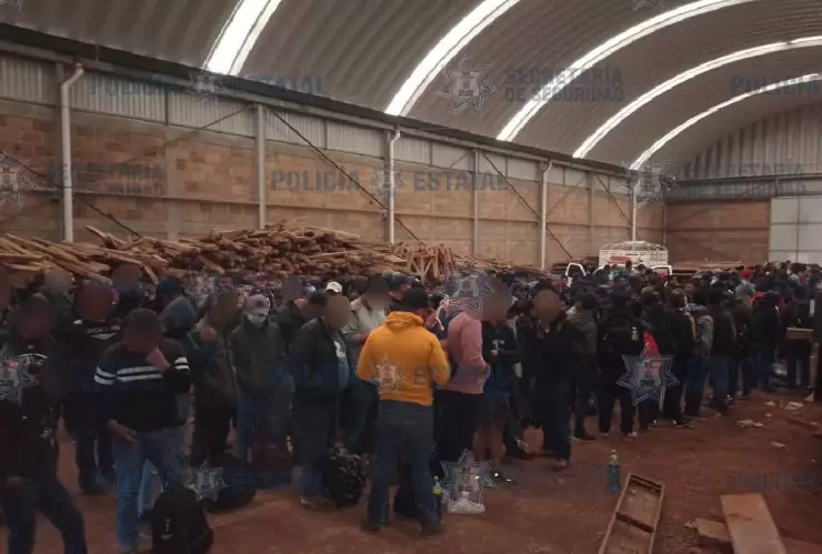 Rescatan a 248 migrantes en una bodega en Edomex