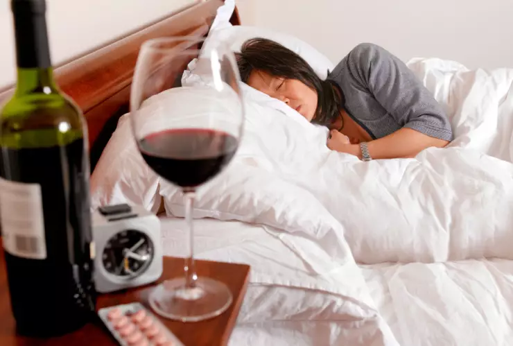 La razón por la que el vino tinto te da resaca