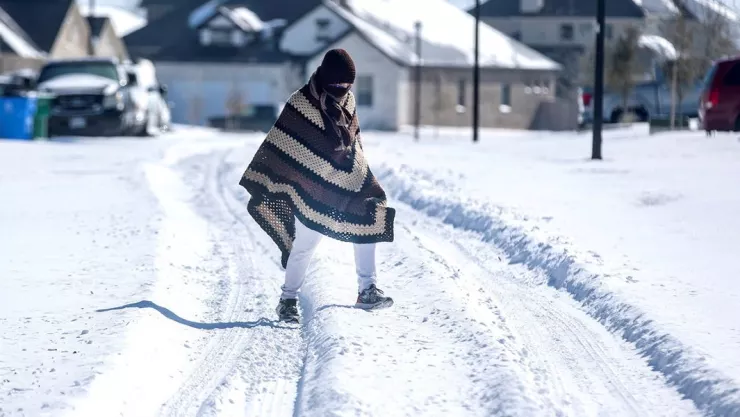 persona caminando nieve