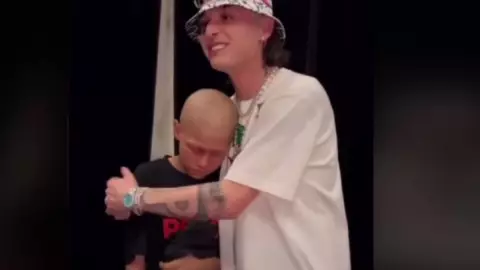 Peso Pluma y niño con cancer.