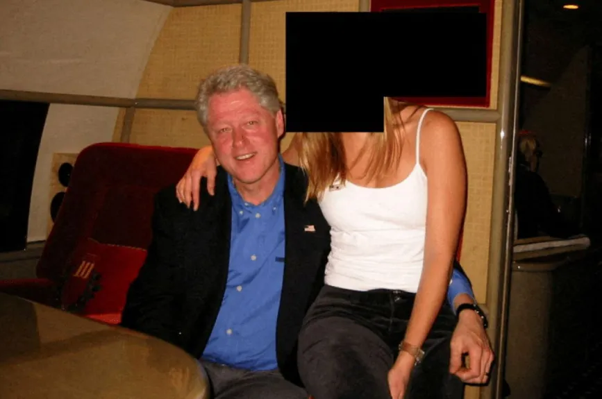 El expresidente estadounidense Bill Clinton y una mujer aparecen en esta imagen del patrimonio del difunto financiero y delincuente sexual convicto Jeffrey Epstein