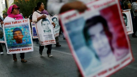 Los familiares participan durante una marcha para conmemorar el 54 mes desde la desaparición de los 43 estudiantes desaparecidos de Ayotzinapa. Imagen: Reuters