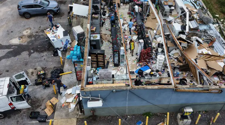 Minimercado destruido tras el paso del huracán Isaías, en Milton, Florida.