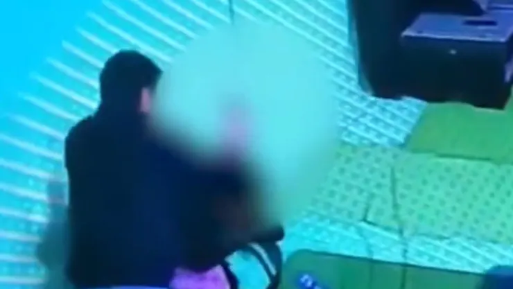 VIDEO | ¡IMÁGENES SENSIBLES! Hombre golpea brutalmente a conductora de televisión durante una transmisión en vivo