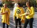 Las Desafiantes, se juntan para revisar e intercambiar sus fichas.
