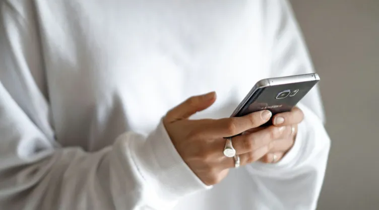 Señales de alarma para detectar un mensaje de texto falso; cómo protegerse